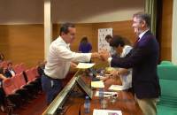 Entrega del titulo universitario por el Pte. de la Agrupacion de Cofradías de Málaga