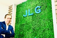 JLG junto a jardin vertical